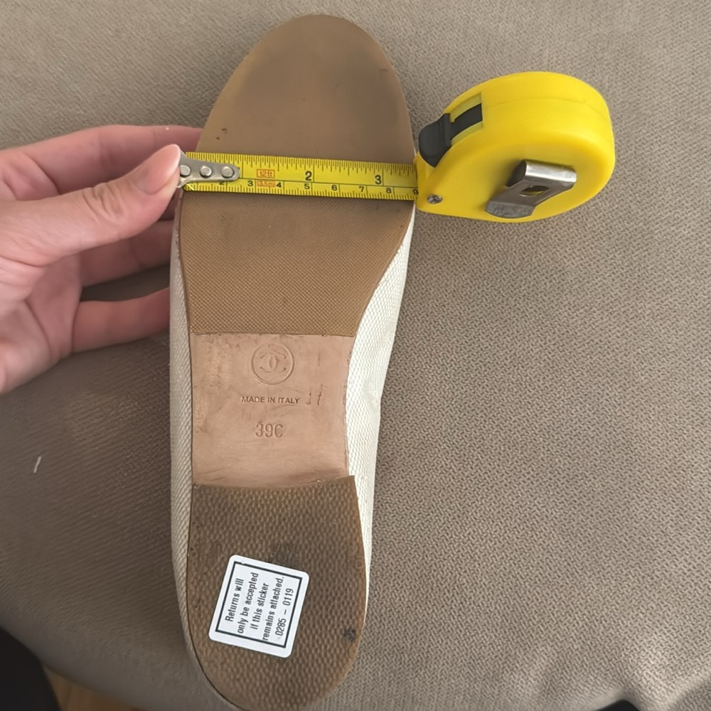 CHANEL Cream and Black Flats with Color-Block Design - Picture 10 of 10